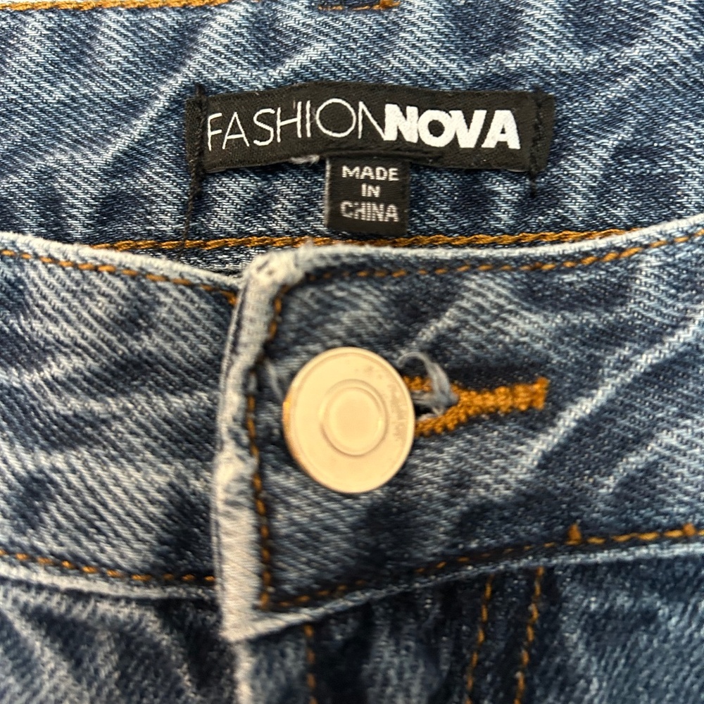 Fashion Nova distressed Cotton jeans, size 5.